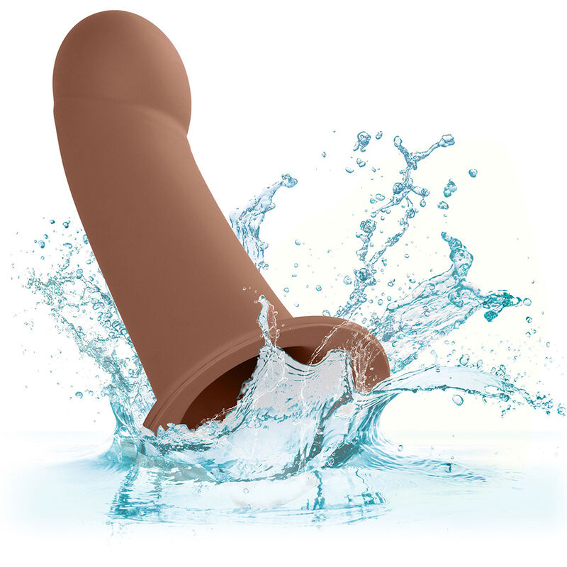 CALEXOTICS - EXTENSIÓN PERFORMANCE MAXX CON ARNÉS PIEL MARRÓN